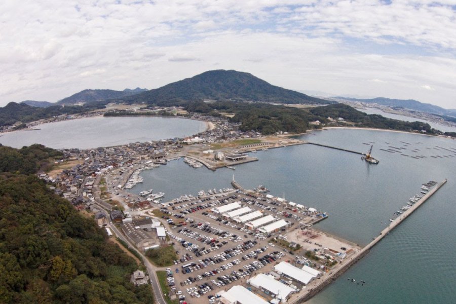 Watch: An Oyster Hut Excursion in Itoshima