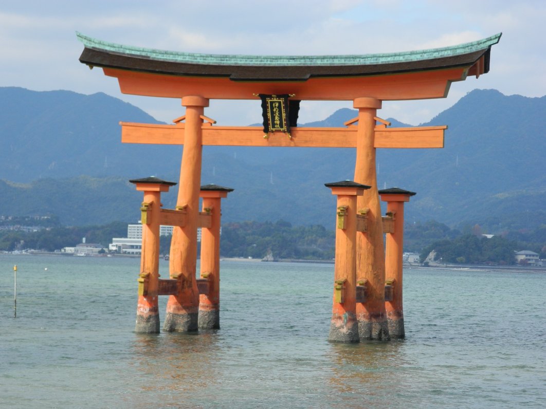 The great torii is standing on its own