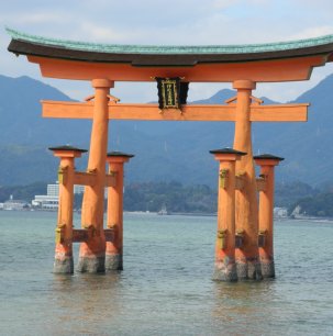 The great torii is standing on its own