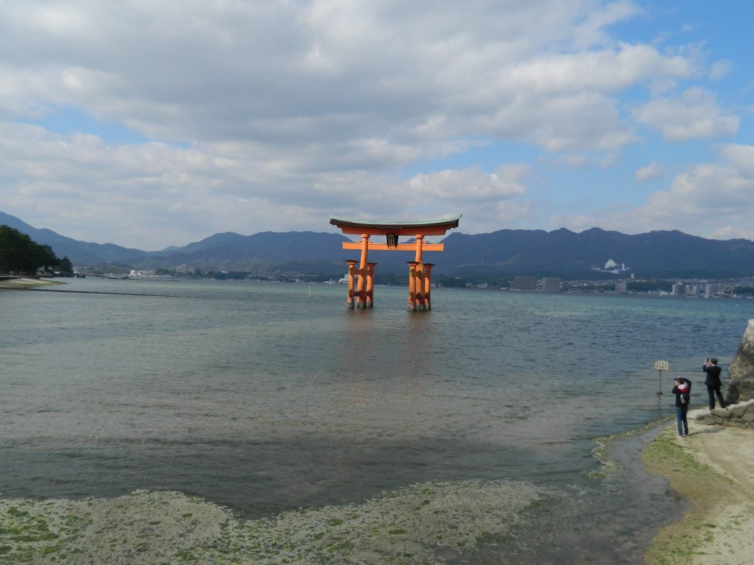 It has 7 tons of stones keeping it down