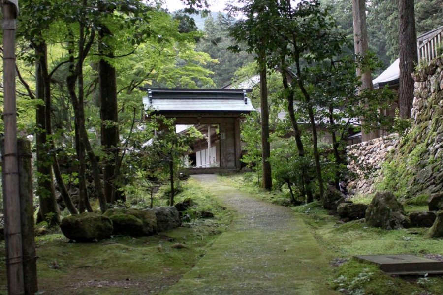 Nature & Tradition: Tanigumi Temple