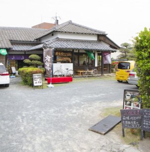 This shop offers a chance to wear a kimono