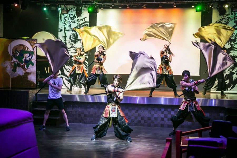 Samurai Rock Restaurant with Acrobatic Performances!