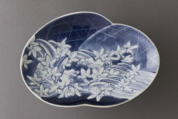 Blue and White Ceramics of China and Japan